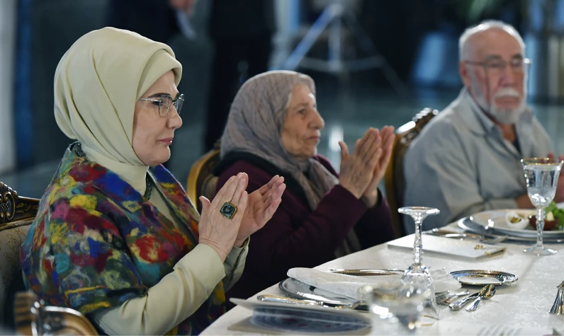 Emine Erdoğan yaşlılarla iftarda buluştu: 'Kökleriyle bağı güçlü olan ağacı, hiçbir rüzgar yıkamaz'