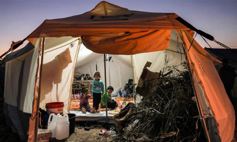 İşgalci İsrail Gazze'de yerinden edilmiş Filistinlilerin çadırını bombaladı: 12 ölü