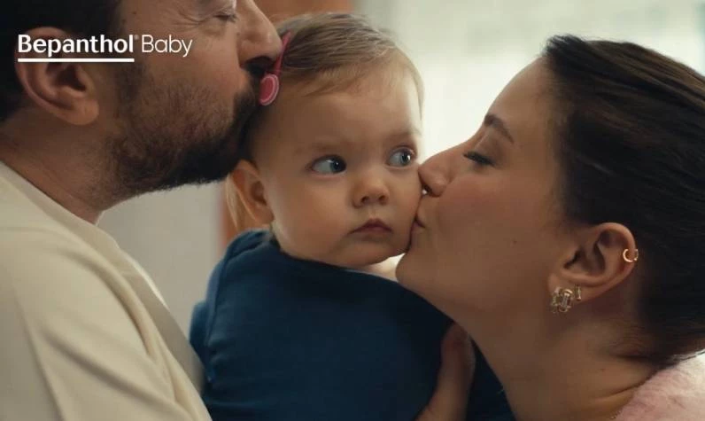 Hazal Kaya Bepanthol reklamındaki bebek kendi bebeği mi? Bebhantol reklamında Hazal Kaya ve Ali Atay'ın çocuğu mu oynadı?