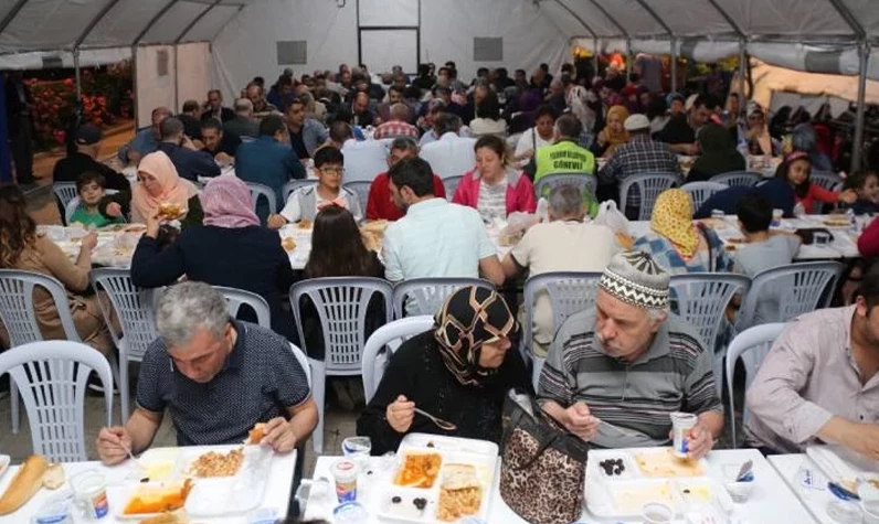 2024 Uşak Belediyesi iftar çadırı kuruldu mu? Uşak'ta iftar çadırı nerede kuruldu? Atatürk Meydanı, Eşme, Banaz...