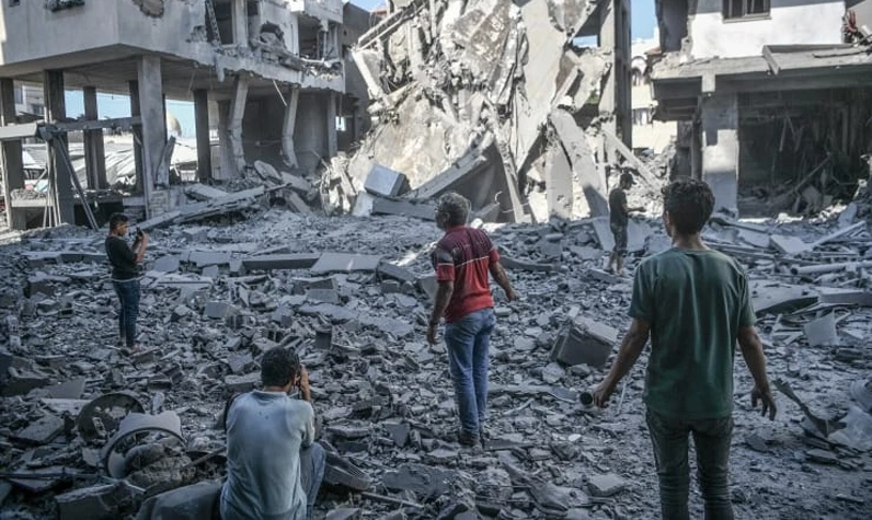 İşgalci İsrail ordusu Gazze'de bir evi hedef aldı: Çok sayıda ölü var