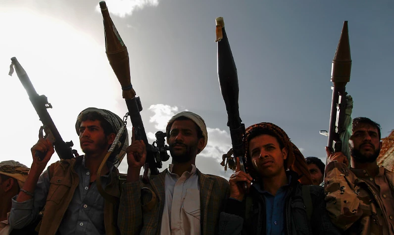 Kızıldeniz'de füze savaşları! Hudeyde'nin 120 kilometre açığında: Yemen ordusu İngiliz kargo gemisini vurdu