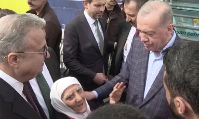 Bütün mitinglerde en ön safhada o vardı! Diyarbakırlı Neno sonunda Erdoğan kavuştu: İşte o kucaklaşma anı....