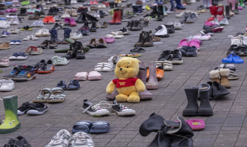 Hollanda'dan Gazze için ses getirecek eylem: Ölen çocuklar için 14 bin ayakkabı sergilendi!
