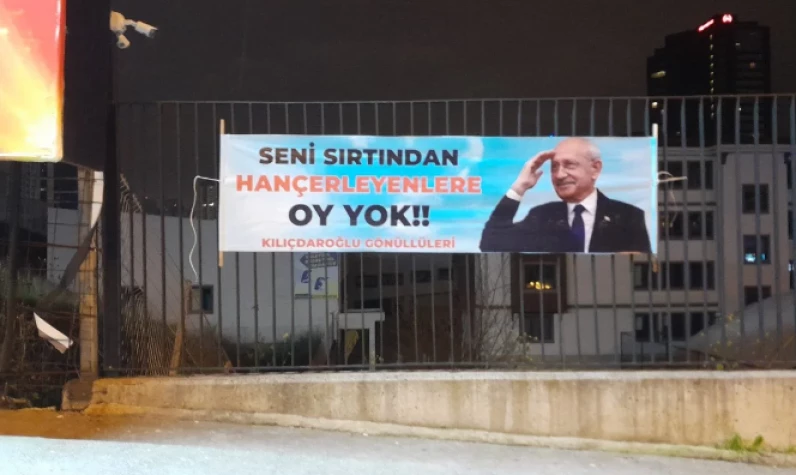 Kılıçdaroğlu'nun destekçileri harekete geçti! İmamoğlu'na karşı afişler asıldı: Sırtından hançerleyenlere oy yok!