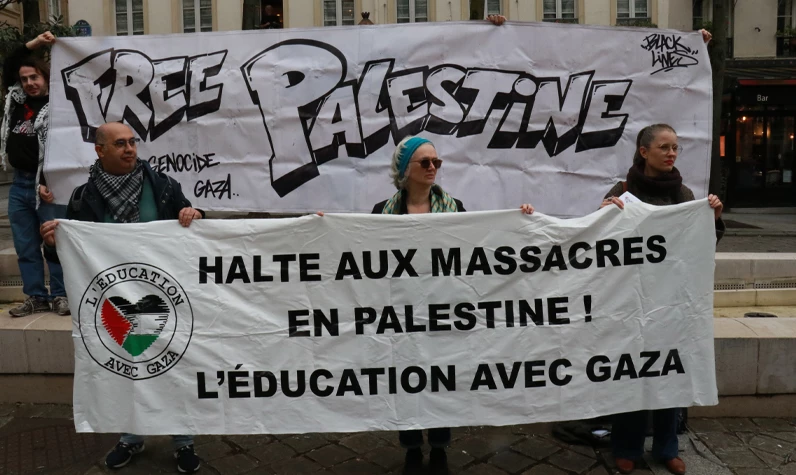 Paris'te Filistin'e destek gösterisi: Öğrenciler yere mumlar dizerek 'Özgür Filistin' yazdı