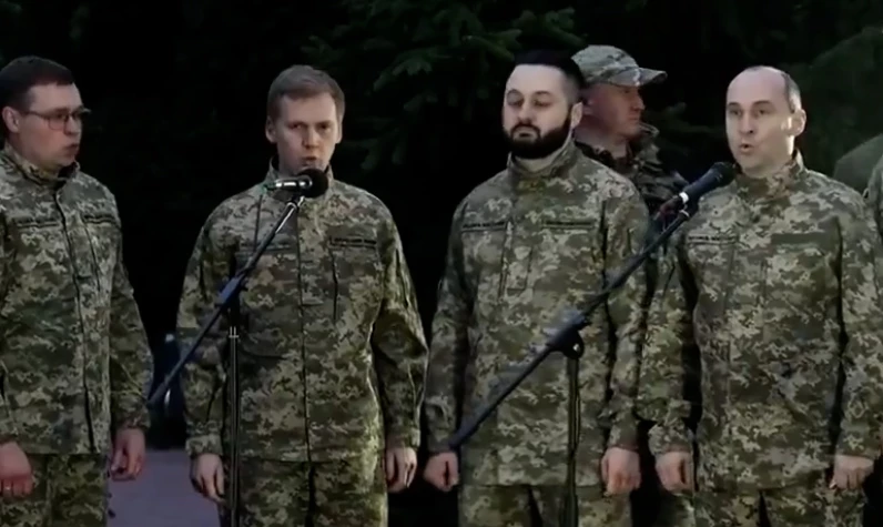 Ukraynalı askerler ilahi söyledi