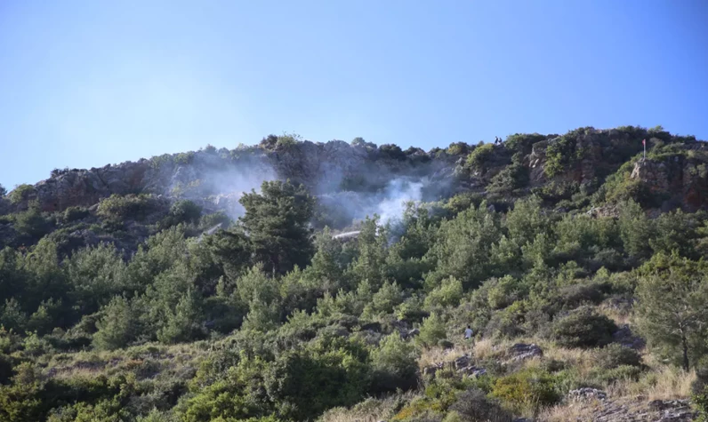 Antalya'da ormanlık alanda yangın: Ekipler müdahale ediyor
