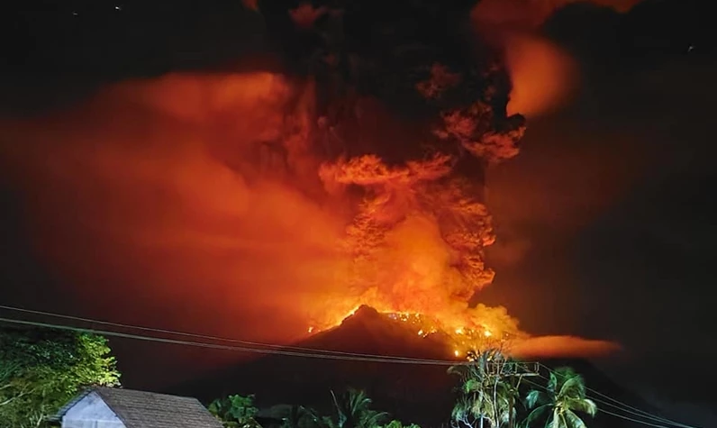Endonezya'daki Ruang Yanardağı'nda volkanik patlama: Binlerce kişi tahliye ediliyor