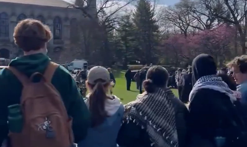 Northwestern öğrencileri polislere karşı etten duvar ördü