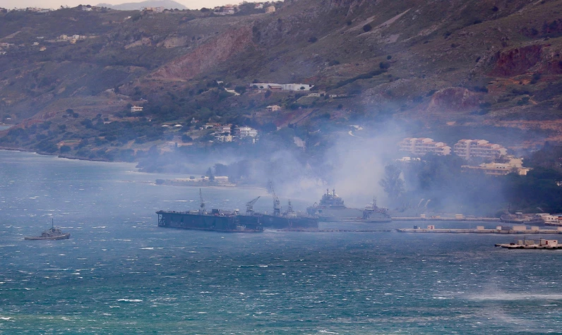 Türkiye'yi vurmayı planlayan o gemiler cayır cayır yandı: ABD üssünün bulunduğu adada yangın paniği