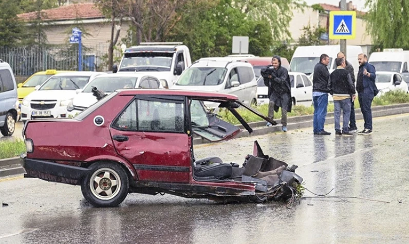 Ankara felaketi yaşadı! Sağanak yağışlar nedeniyle kaza yapan bir araç ortadan ikiye bölündü!