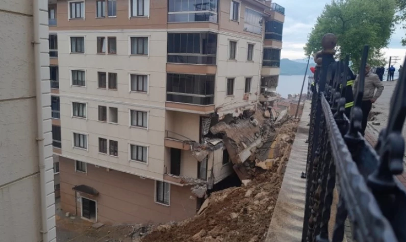 Son dakika: Bursa’da istinat duvarı apartmanın üzerine çöktü: 2 kişi yaralandı