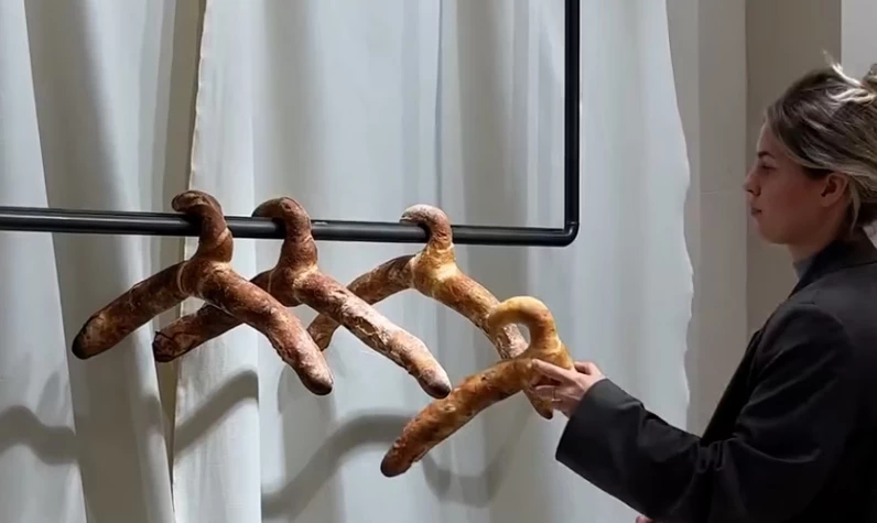 'Ekmek askı'da! Alman giyim firması Zara'ya özendi: Yeni sezon tanıtımında ekmeklerden yapılmış askılar kullanıldı