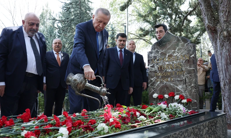 Son dakika: Cumhurbaşkanı Erdoğan, Türkeş'in kabrini ziyaret etti