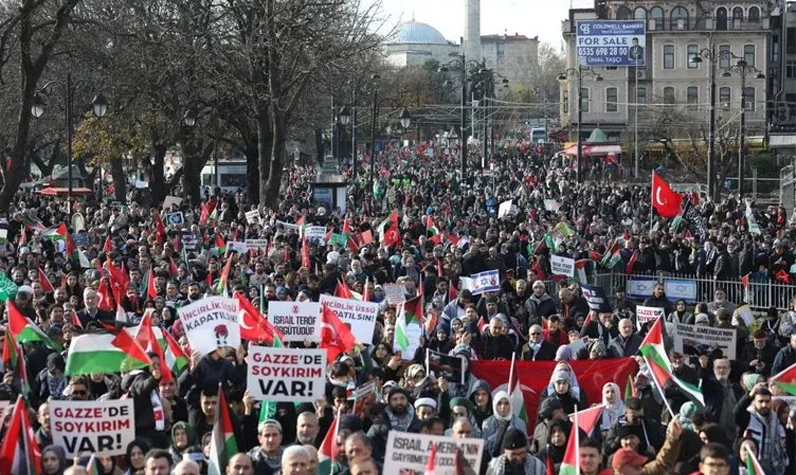 Beyazıt'tan Ayasofya'ya Gazze'ye destek yürüyüşü: İstanbul Filistinli kardeşlerinin yanında!