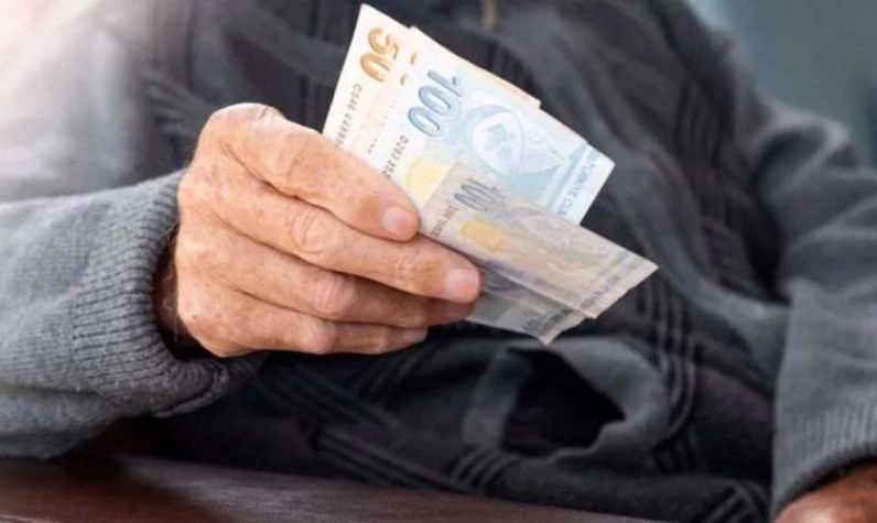 Emekliler için beklenen haber geldi! SGK'dan duyuru: Başvuru yapana karşılıksız geri ödemesiz 5.000 TL!