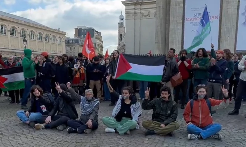 Sorbonne Üniversitesi'nde Fransa Cumhurbaşkanı Macron'un konuştuğu sırada dışarıda Filistin'e destek gösterisi düzenlendi!