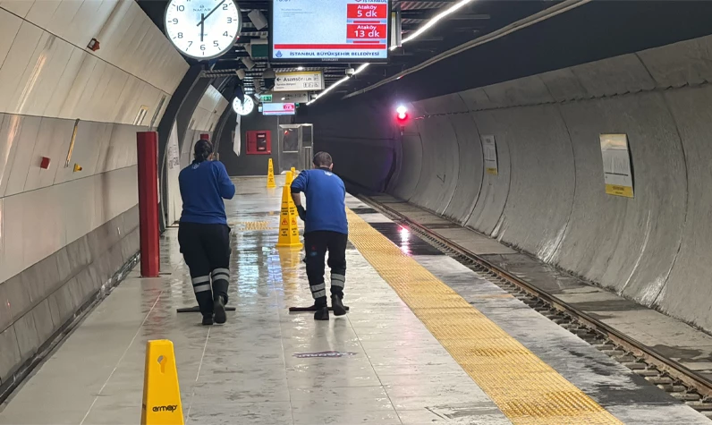 İstanbul'da sıradan bir gün: Metro istasyonunu su bastı
