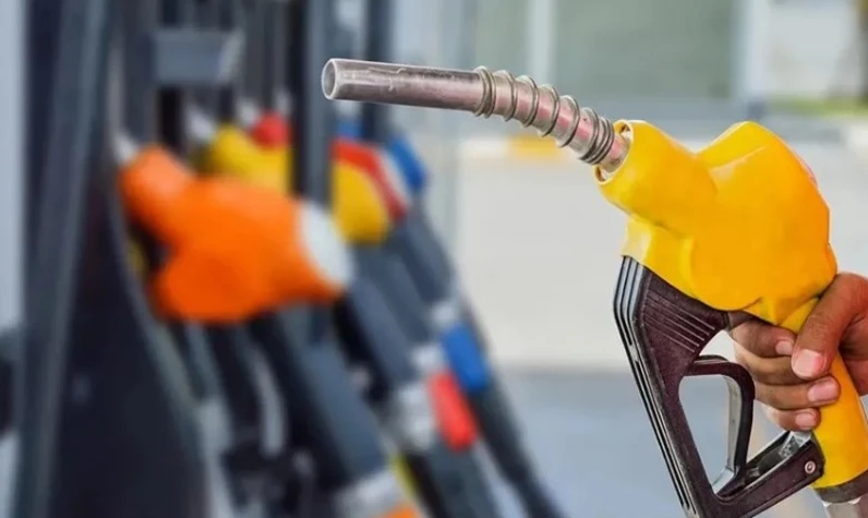 Zamların ardından benzin fiyatları güncellendi! 12 Nisan benzin ve motorine zam, indirim geldi? Güncel akarkayıt fiyatları ne kadar oldu?