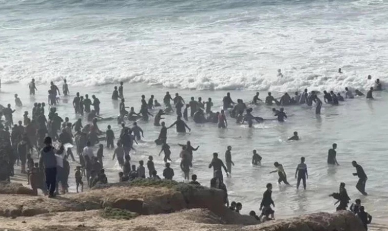 Ölüm ile burun buruna! Gazzeliler denize bırakılan yardımları toplamak için hayatlarını tehlikeye atıyor
