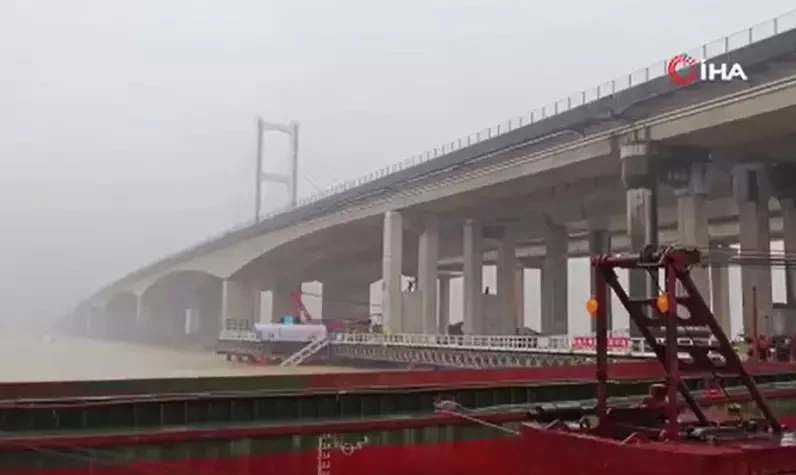Kargo gemisi köprüye çarparak battı: Mürettebatın yarısına ulaşılamıyor! 400 kişi seferber oldu