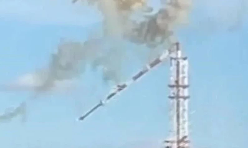 Füzeler televizyon kulesini ikiye böldü: 12 Eylül saldırısını anımsatan görüntüler kameralara yansıdı