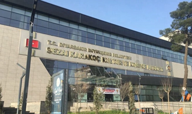 Kültürümüze ve halkımıza ihanet! DEM Partili Belediye Sezai Karakoç Kültür Merkezi'nin ismini kürtçe isimle değiştirdi!