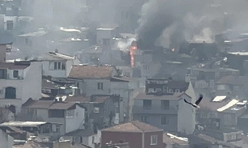 Son dakika: Beyoğlu'nda iki binada büyük yangın!