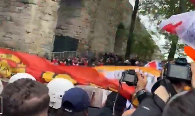 Saraçhane'de polise taş ve bayrak sopasıyla saldırı