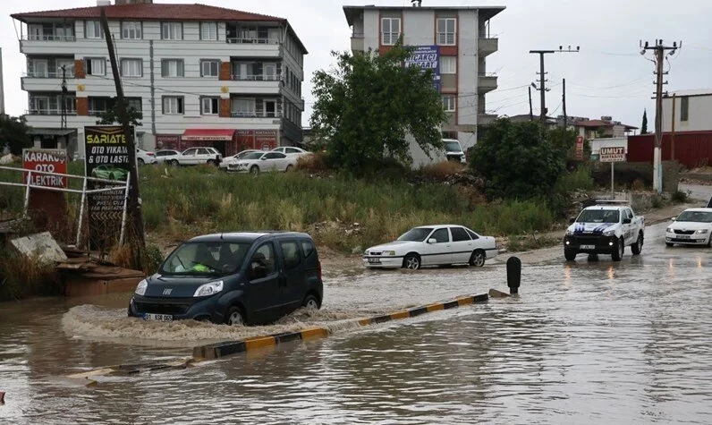 Sağanak yağış hayatı durma noktasına getirdi: Adana ve Hatay sular içinde kaldı!