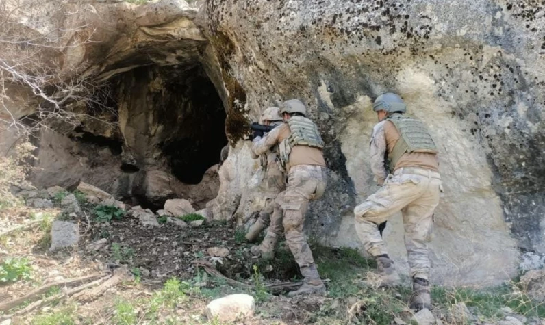 Ele geçirilenler tek tek sıralandı! PKK'lıların 4 odalı mağarasına baskın!