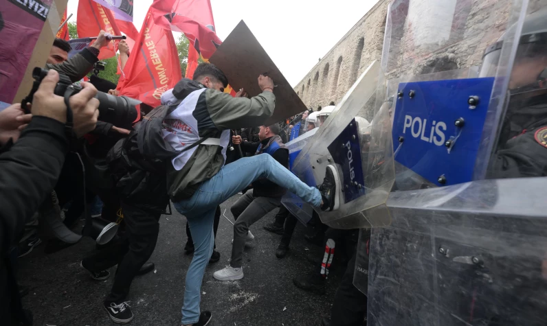 Saraçhane karıştı! Provokatörler ortalığı birbirine kattı polise saldırdı
