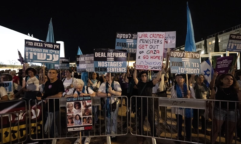 İsrailli göstericiler Tel Aviv'de yolları trafiğe kapattı: 'Refah'takiler de İsrail'dekiler de çocuk'