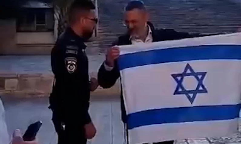 İşgalciler Mescid-i Aksa'yı basıp İsrail bayrağı açtı