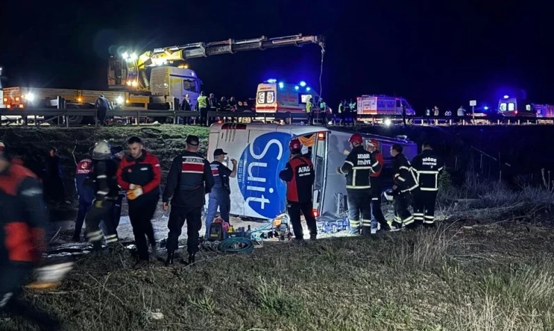 Aksaray'da yolcu otobüsü şarampole devrildi: Çok sayıda ölü ve yaralı var