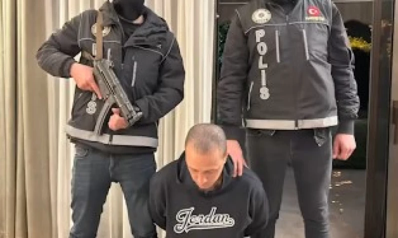 Interpol'ün kırmızı bültenle aradığı iki uyuşturucu taciri İstanbul'da yakalandı