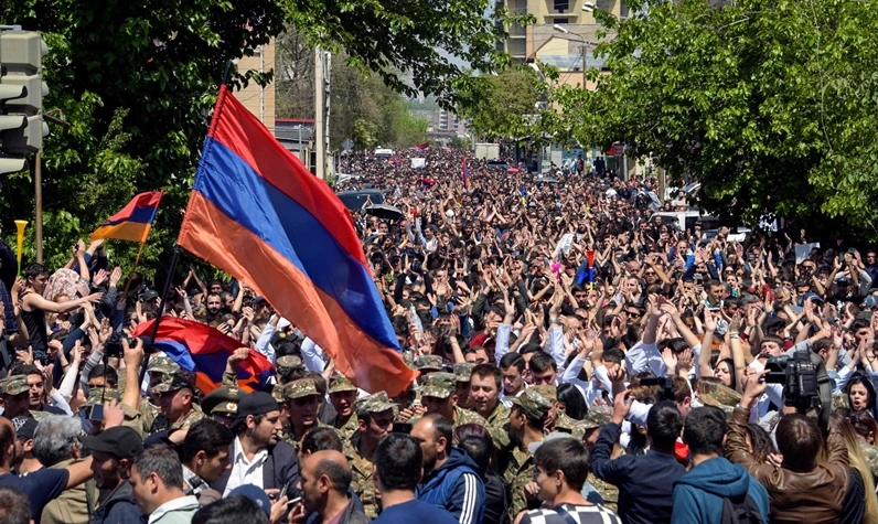 Ermenistan'da kilise isyanı: Bakandan protestolara katılan diplomatlara 'asker kaçağı' suçlaması