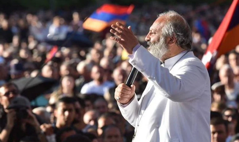 Paşinyan zorda: Ermeni Kilisesi başbakanın istifasını istedi
