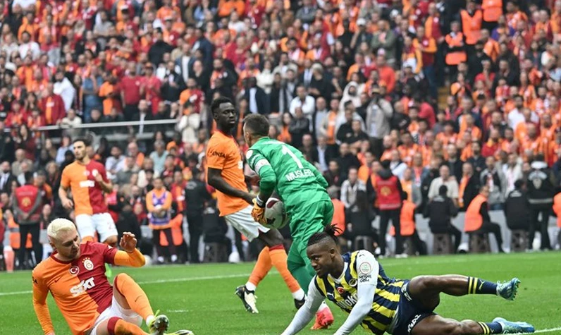 Dursun Özbek'in açıklamaları sırasında Fenerbahçe'den olay paylaşım