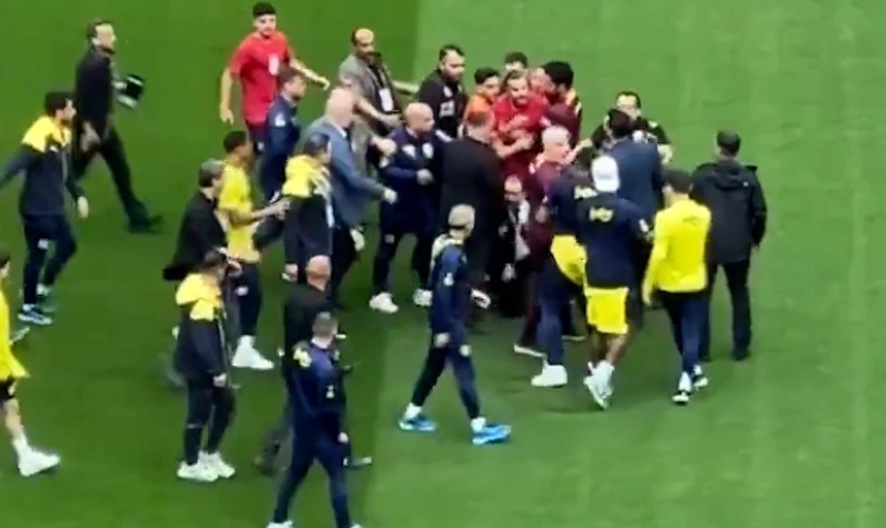 Derbi öncesi Galatasaray - Fenerbahçe futbolcuları birbirine girdi