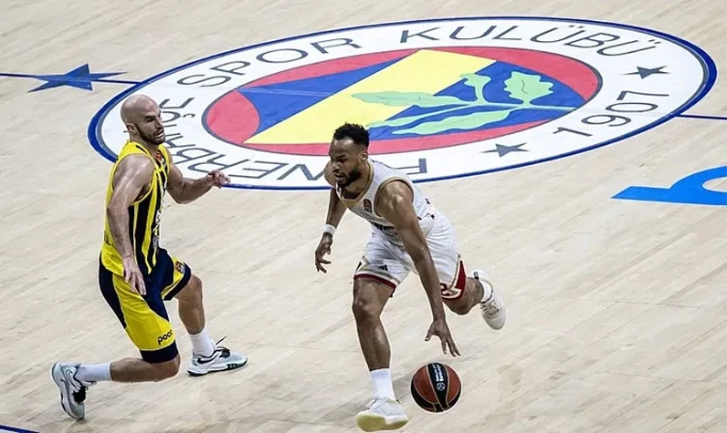 Fenerbahçe Beko-Monaco maçı sonrası olaylar! Taraftarlarla oyuncular birbirine girdi: Fenerbahçe Beko Başantrenörü Jasikevicius özür diledi