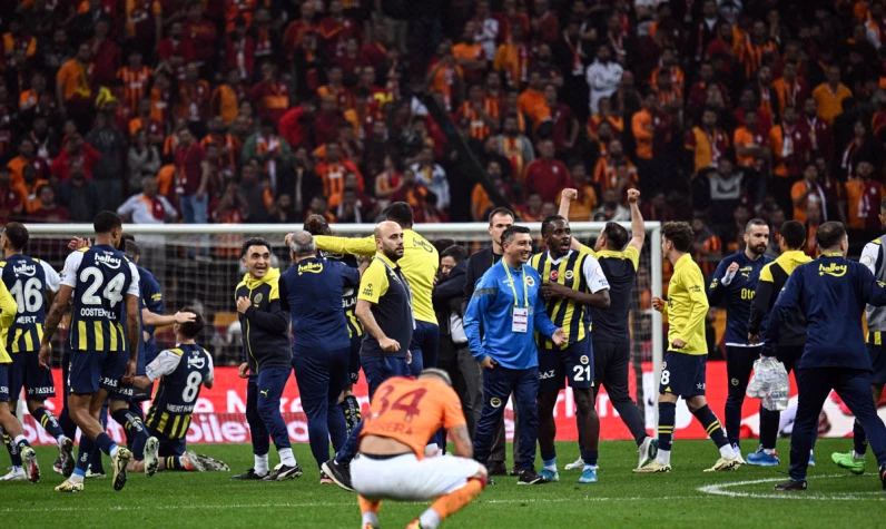 Fenerbahçe 10 kişi oynadığı derbi maçı 1-0 kazandı! Şampiyonluk yarışı son haftaya kaldı