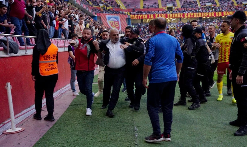 Son dakika... Kayserispor-Konyaspor maçında gergin anlar: Kayserispor Başkanı Ali Çamlı, hakem Halil Umut Meler'in üzerine yürüdü