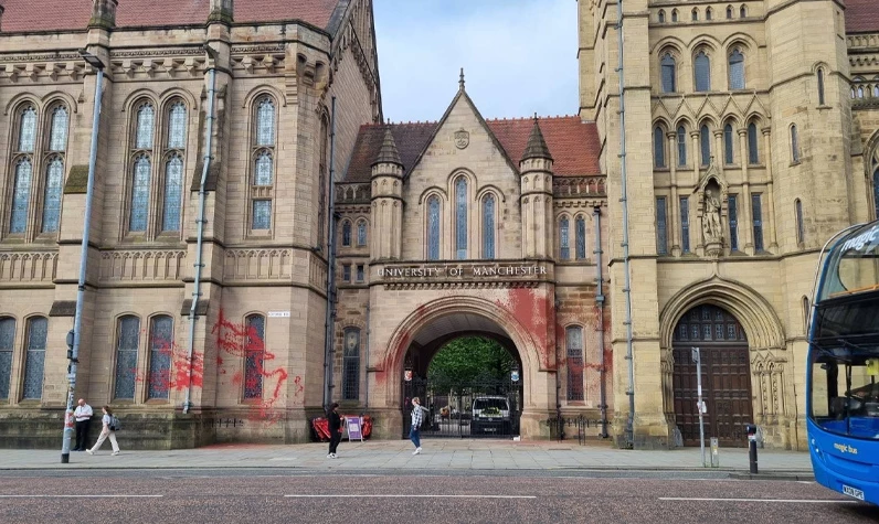 Tarihi binaya kırmızı boya püskürttüler: İsrail'le işbirliği yapan Manchester Üniversitesi, eylemcilerin hedefi oldu