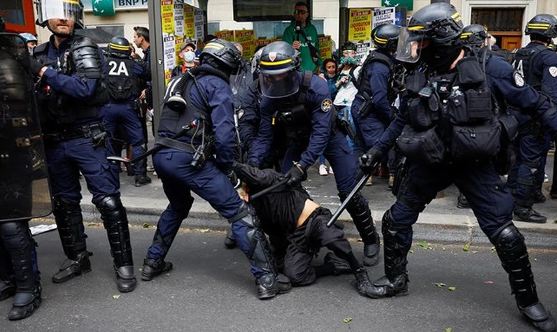 Türkiye'den çok farklı! Fransa'da 1 Mayıs gösterilerinde olaylar: Polis eylemcilere coplarla vurdu
