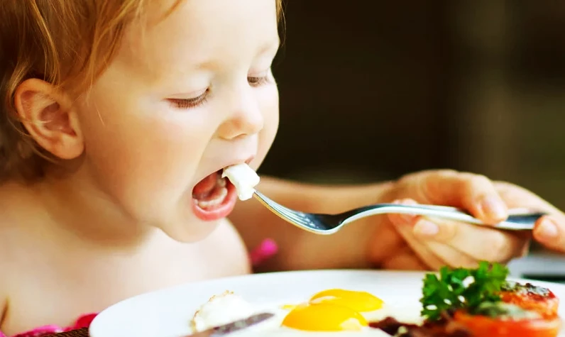Çocuğunuz yumurta yediğinde hapşırmaya mı başlıyor? Sebebine çok şaşıracaksınız