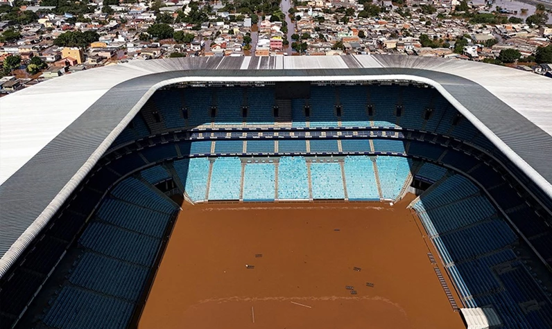 Sel felaketi sonrası koskoca stadyum resmen havuza döndü!