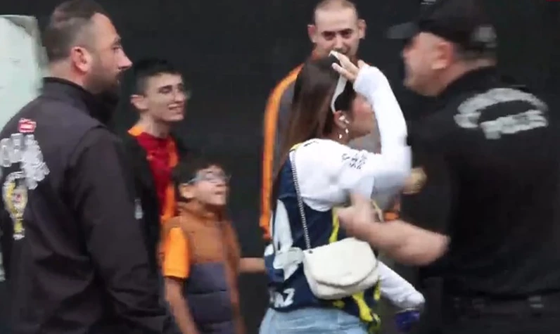 Fenerbahçe forması giyen kadın taraftara Galatasaraylılar şişe fırlattı!