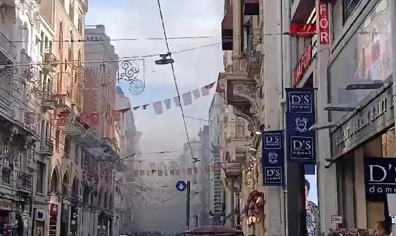 Son dakika: İstiklal Caddesi'nde iş yeri yangını!